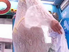 04201,A woman who screams in agony