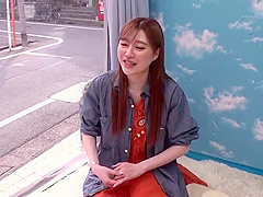 240112丈の長い洋服を着た女の子とa4